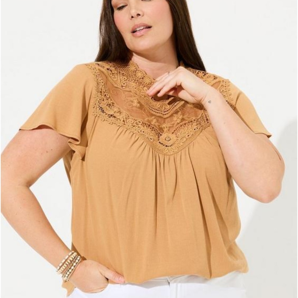 NWT Torrid 4X/26W Crinkle Gauze Yoke Flutter Short Sleeve Top in Biscuit